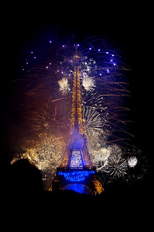 Feuerwerk am Nationalfeiertag beim Eiffelturm in Paris