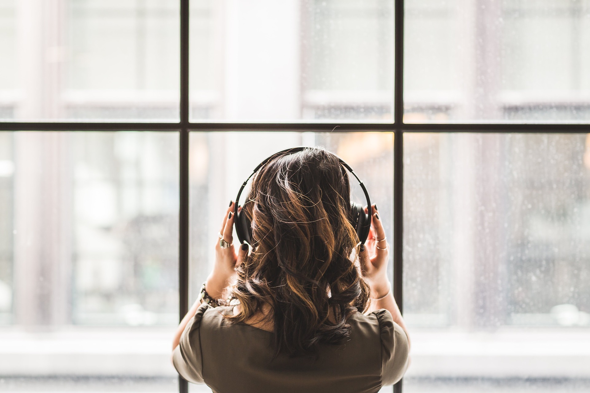 Aber die Lösung ist nicht schwer: Kopfhörer! Die passende Playlist oder der richtige Podcast können deine Produktivität noch zusätzlich steigern.